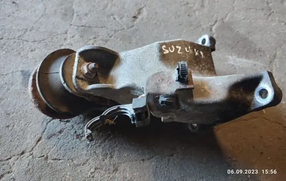 Engine mounting bracket