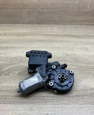 Toyota Corolla Verso E121 Front door window regulator motor 698100F010 996996100 RIGHTSIDE