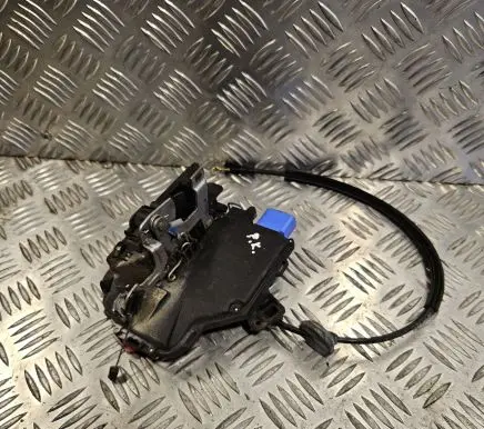Volkswagen Touran I Coupe door lock (next to the handle) 