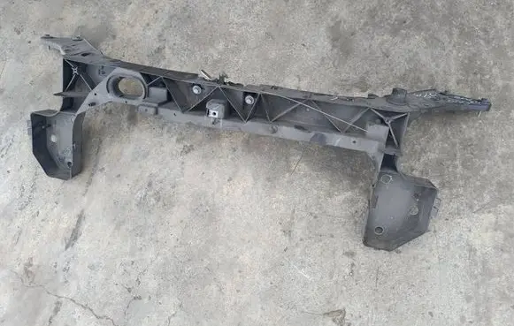 Renault Clio III Radiator support slam panel 8200290143