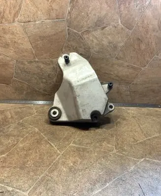 Mercedes-Benz CLA C117 X117 W117 Engine mounting bracket A2702230002