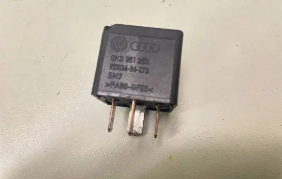 Skoda Fabia Mk2 (5J) Other relay 8K0951253 V23136B6X72