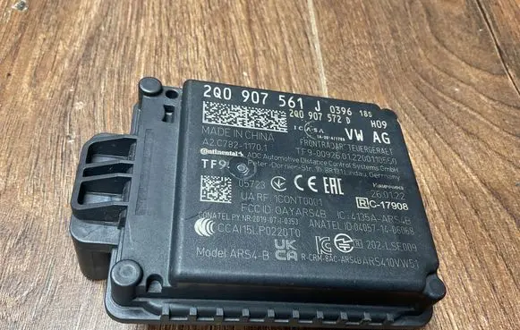 Seat Ibiza V (KJ) Distronic sensor radar 2Q0907561J 2Q0907572D