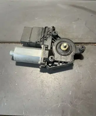 Volkswagen PASSAT B5 Rear door window regulator motor 0130821697