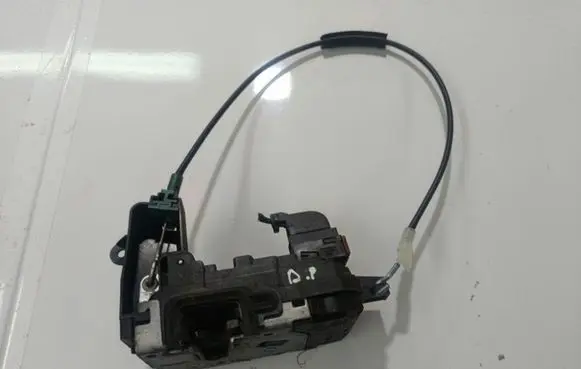 Opel Astra H Front door lock GN00721