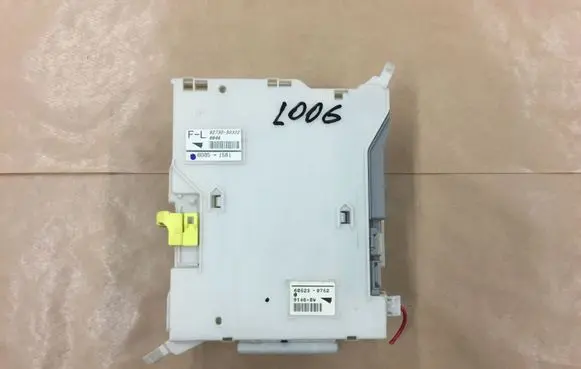Lexus GS 300 350 430 450H Fuse module 8273030322 6G051581 605230752