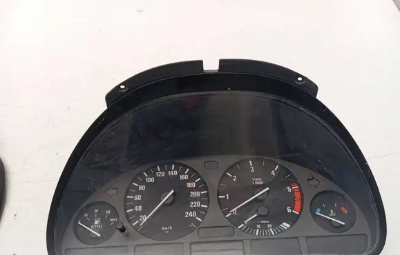 Speedometer (instrument cluster)