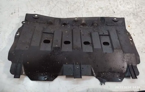 Suzuki Grand Vitara II Engine splash shield/under tray 1318065J00