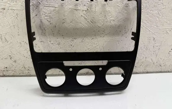 Radio/GPS head unit trim