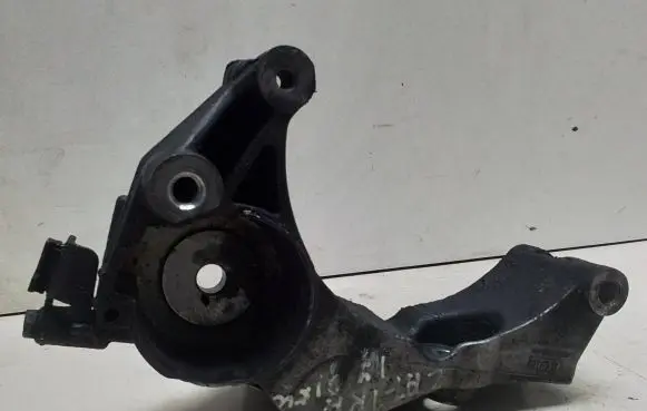 Engine mounting bracket