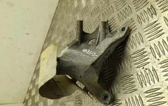 Engine mounting bracket