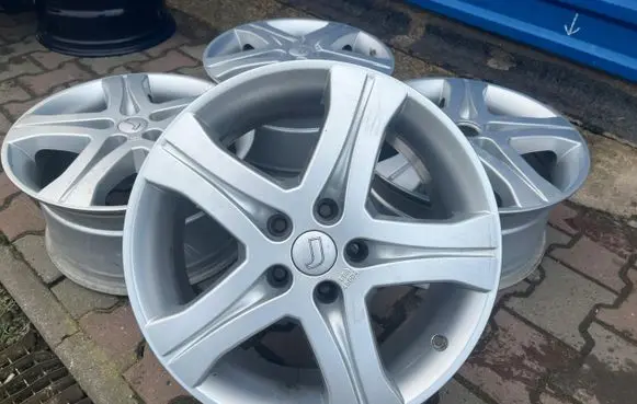 Nissan Qashqai R17 alloy rim 