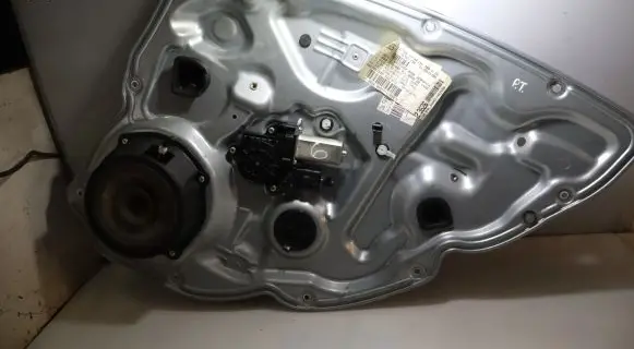 Rear window lifting mechanism without motor