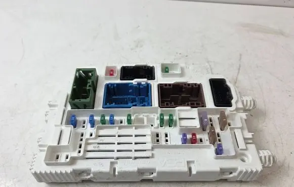 Peugeot 308 Fuse module 9861984280 9830407680 9695261780