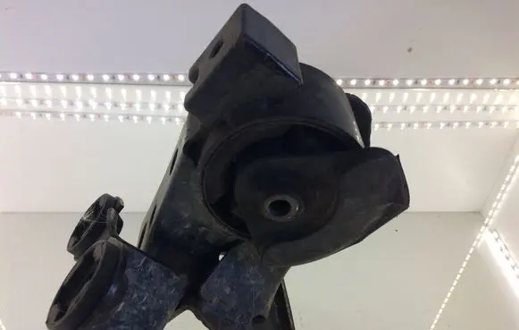 Nissan X-Trail T30 Engine mount bracket
