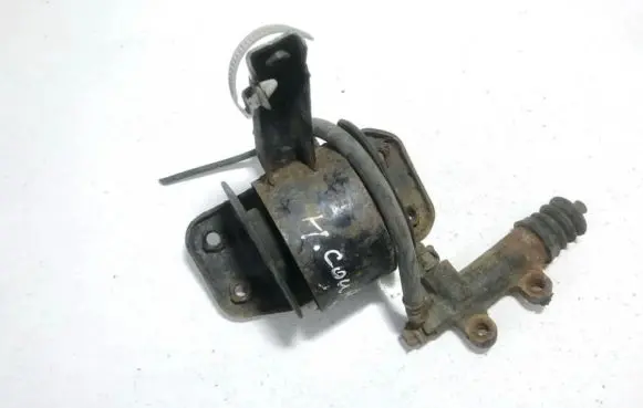 Hyundai Coupe Engine mount bracket