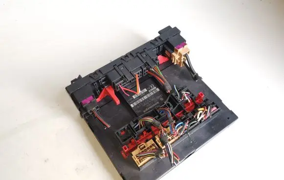 Volkswagen PASSAT B6 Fuse module 3C0937049E
