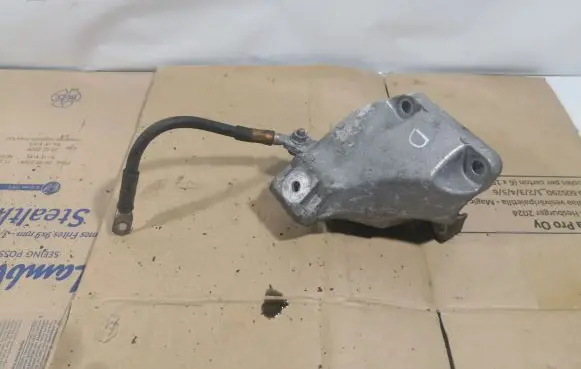Audi A4 S4 B7 8E 8H Engine mounting bracket 8E0199308AK