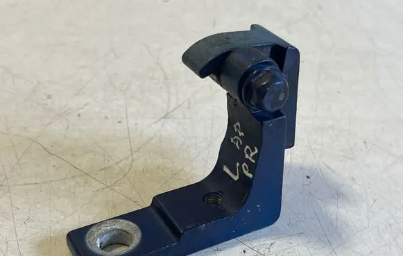 Volkswagen Touareg I Front door upper hinge 7L0831401A