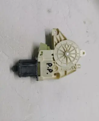 Mercedes-Benz C W204 Front door window regulator motor A2048200242