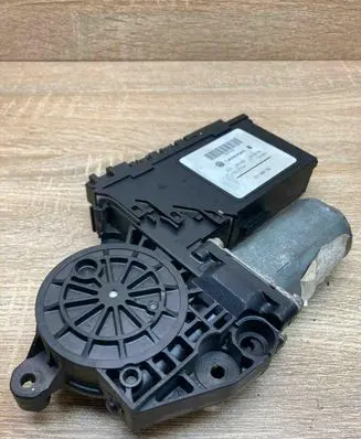 Volkswagen Touareg I Front door window regulator motor 3D1959792 05074330