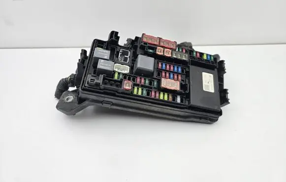 Toyota C-HR I Fuse module 82111F4520 VTST0N 003091