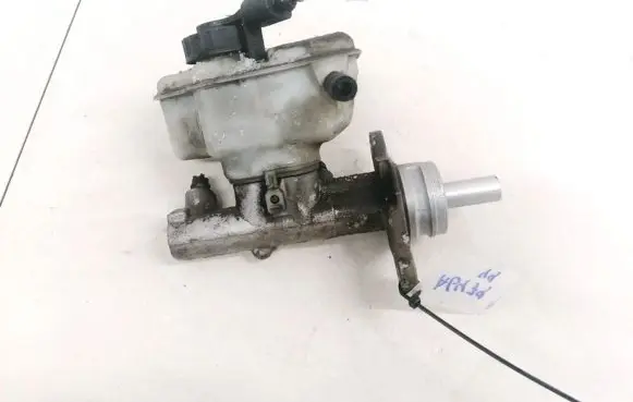 Volkswagen Golf V Master brake cylinder