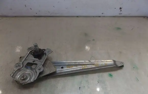 Rear door manual window regulator