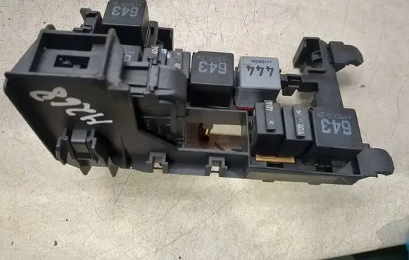 Audi Q7 4L Relay mounting block 4L1937503