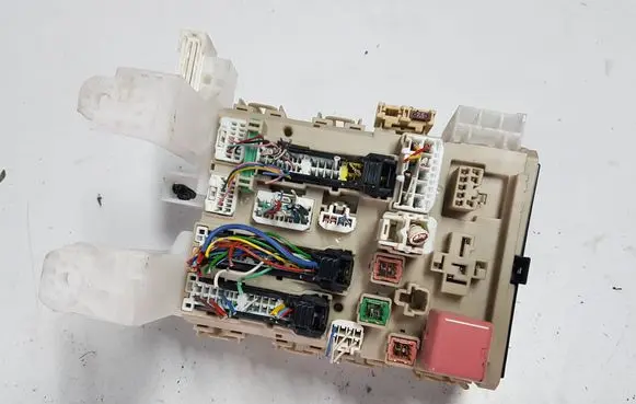 Toyota Avensis T270 Fuse box set 8273005J90IAUTOPI 8273005J90 480415L08