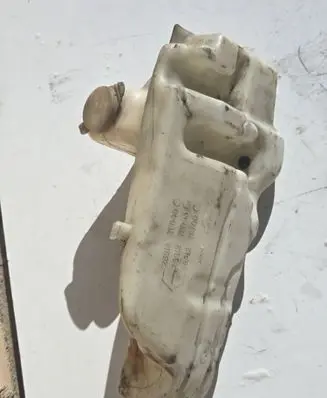 Windshield washer fluid reservoir/tank