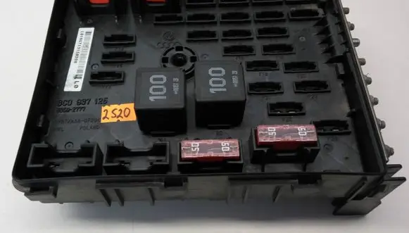 Volkswagen PASSAT B6 Fuse module 3C0937125