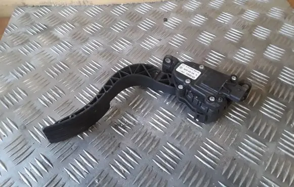 Renault Twingo II Accelerator throttle pedal 6PV00908506 8200426246B