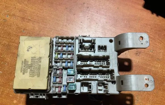 Toyota Corolla E120 E130 Fuse module 8264113040 2323000231
