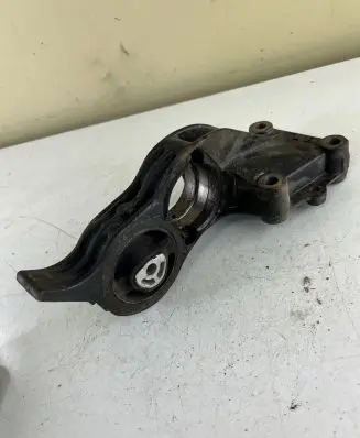 Peugeot 307 Engine mount bracket