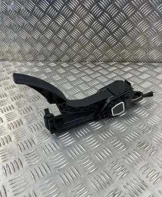 Accelerator throttle pedal