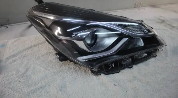 Toyota Yaris Headlight/headlamp