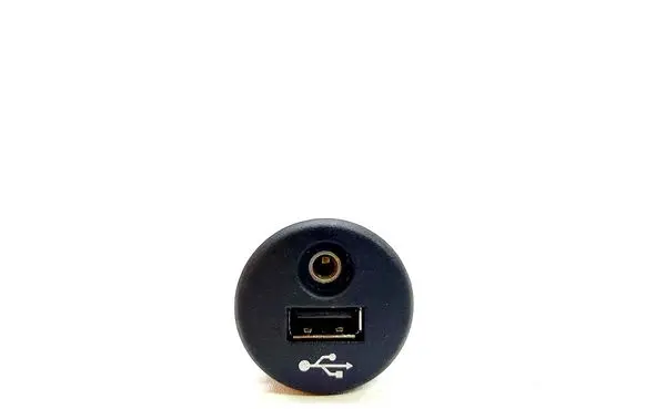 Nissan Juke I F15 USB socket connector 