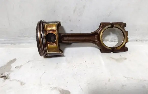Volvo V50 Piston with connecting rod