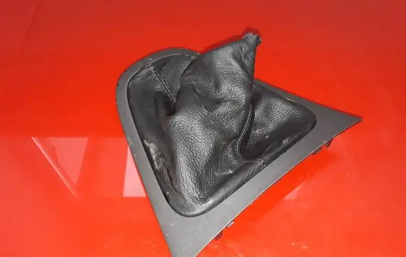 Toyota Auris 150 Gear lever shifter trim leather/knob 5882102290