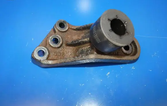 KIA Sportage Engine mounting bracket