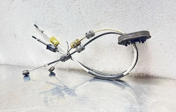 Opel Insignia A Gear shift cable linkage 55560992