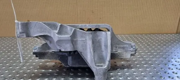 Engine mount vacuum valve