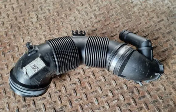Volkswagen Tiguan Turbo air intake inlet pipe/hose 5QA129654G 5Q0129635