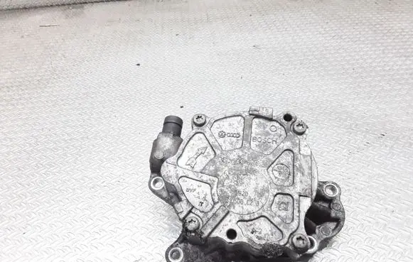 Volkswagen PASSAT B6 Vacuum pump 03L145100
