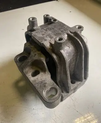 Volkswagen PASSAT B7 Engine mount bracket 1K0199262