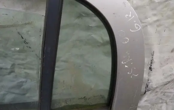 Rear vent window glass
