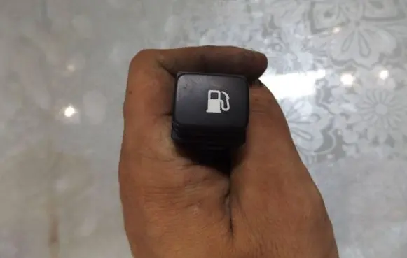 Citroen C4 Grand Picasso Fuel tank opening switch 96530658XT