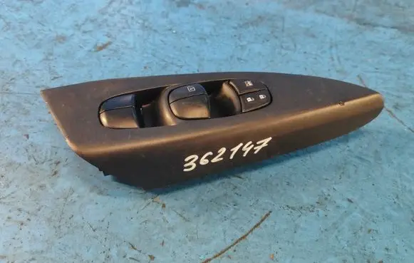 Nissan Sentra B17 Electric window control switch 2540138H1A