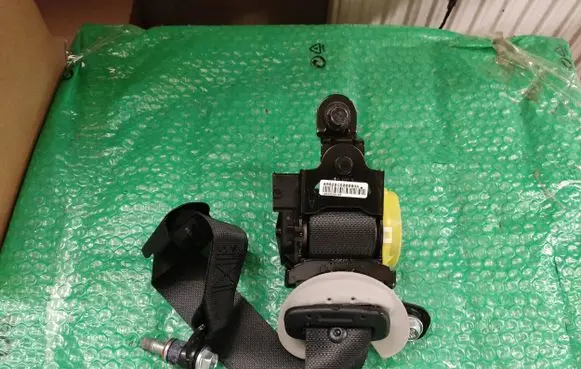 Rear seatbelt